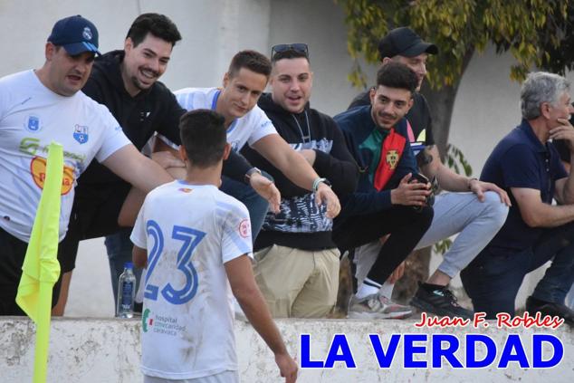 Magnífica segunda parte del equipo caravaqueño que logró su primera victoria en casa de la temporada. Dos golazos de Jaime, de cabeza; y de Juanjo, desde fuera del área, sirvieron para devolver la moral a los jugadores y a los aficionados locales. Pudieron llegar más goles, ya que el equipo local dispuso de varias ocasiones, dos de ellas clarísimas que ambos remates no entraron en la portería de Emilio. En el descuento, Antonio impuso su ley en el área local y marcó un gol con el que acortaba distancias en el marcador que ya no se movería hasta el final del partido.