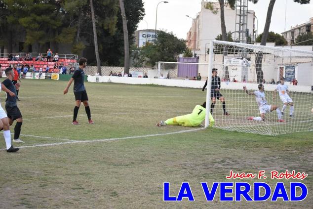 Magnífica segunda parte del equipo caravaqueño que logró su primera victoria en casa de la temporada. Dos golazos de Jaime, de cabeza; y de Juanjo, desde fuera del área, sirvieron para devolver la moral a los jugadores y a los aficionados locales. Pudieron llegar más goles, ya que el equipo local dispuso de varias ocasiones, dos de ellas clarísimas que ambos remates no entraron en la portería de Emilio. En el descuento, Antonio impuso su ley en el área local y marcó un gol con el que acortaba distancias en el marcador que ya no se movería hasta el final del partido.