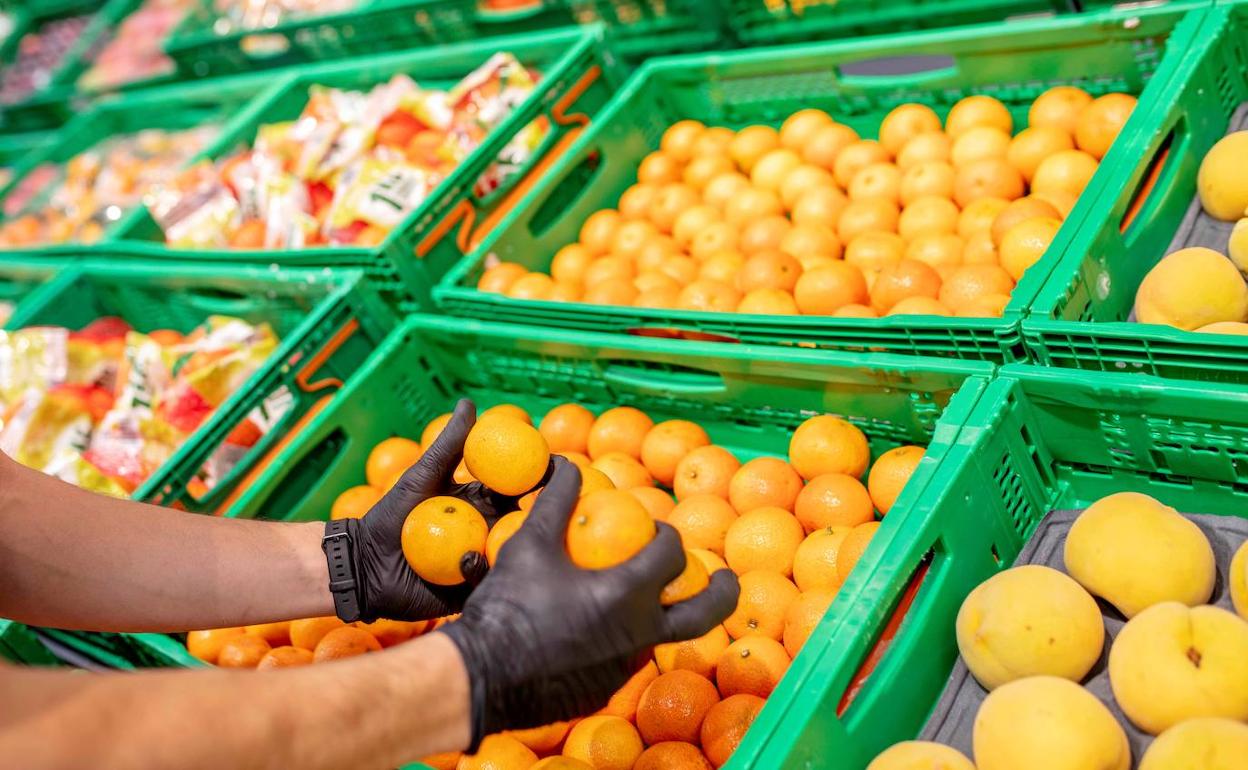 Cajas de mandarinas en un supermercado Mercadona.