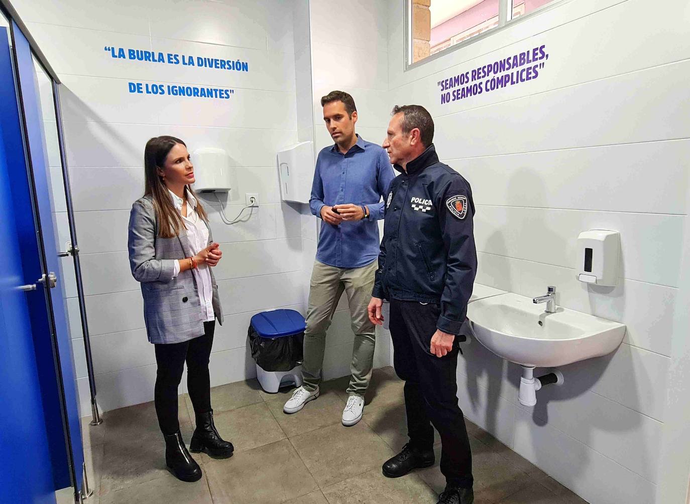 De Iz a Dch. María Sánchez, directora del CEIP Cervantes; José Santiago Villa, concejal de Seguridad Ciudadana y el agente Pedro Abril, policía tutor.