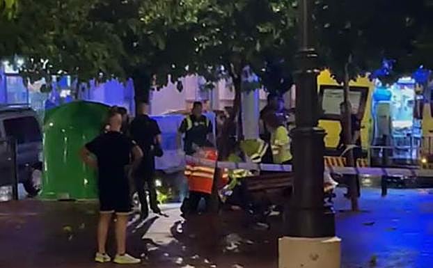 Momento en el que los servicios de emergencia acudieron a socorrer a los dos heridos anoche en Molina.