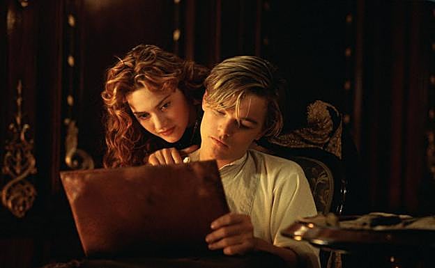 Jack le muestra sus dibujos a Rose. 