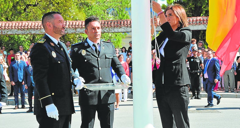 La alcaldesa de Archena, Patricia Fernández, iza la bandera.