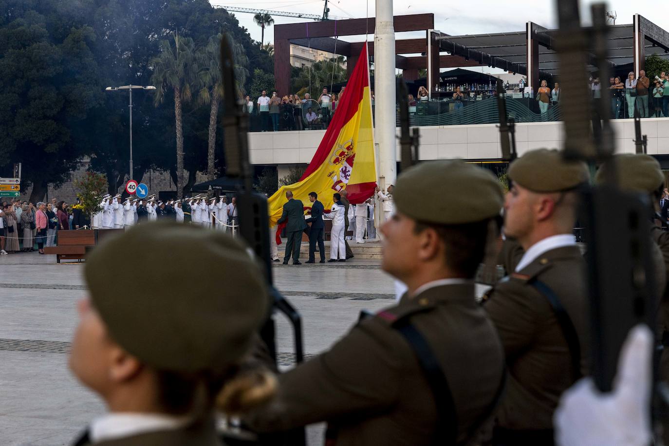Fotos: Arriado de la Bandera en Cartagena por la Fiesta Nacional