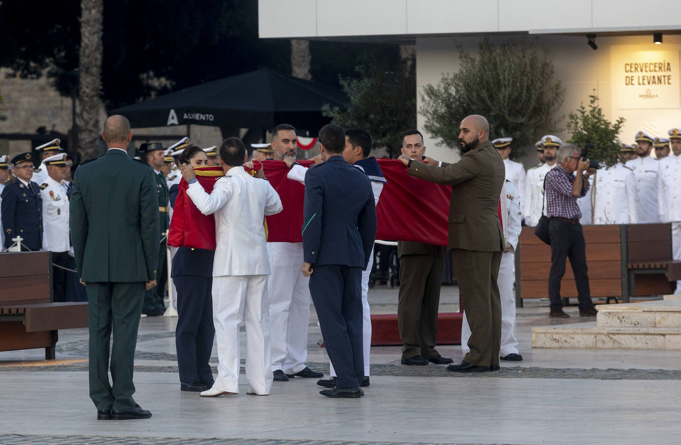 Fotos: Arriado de la Bandera en Cartagena por la Fiesta Nacional