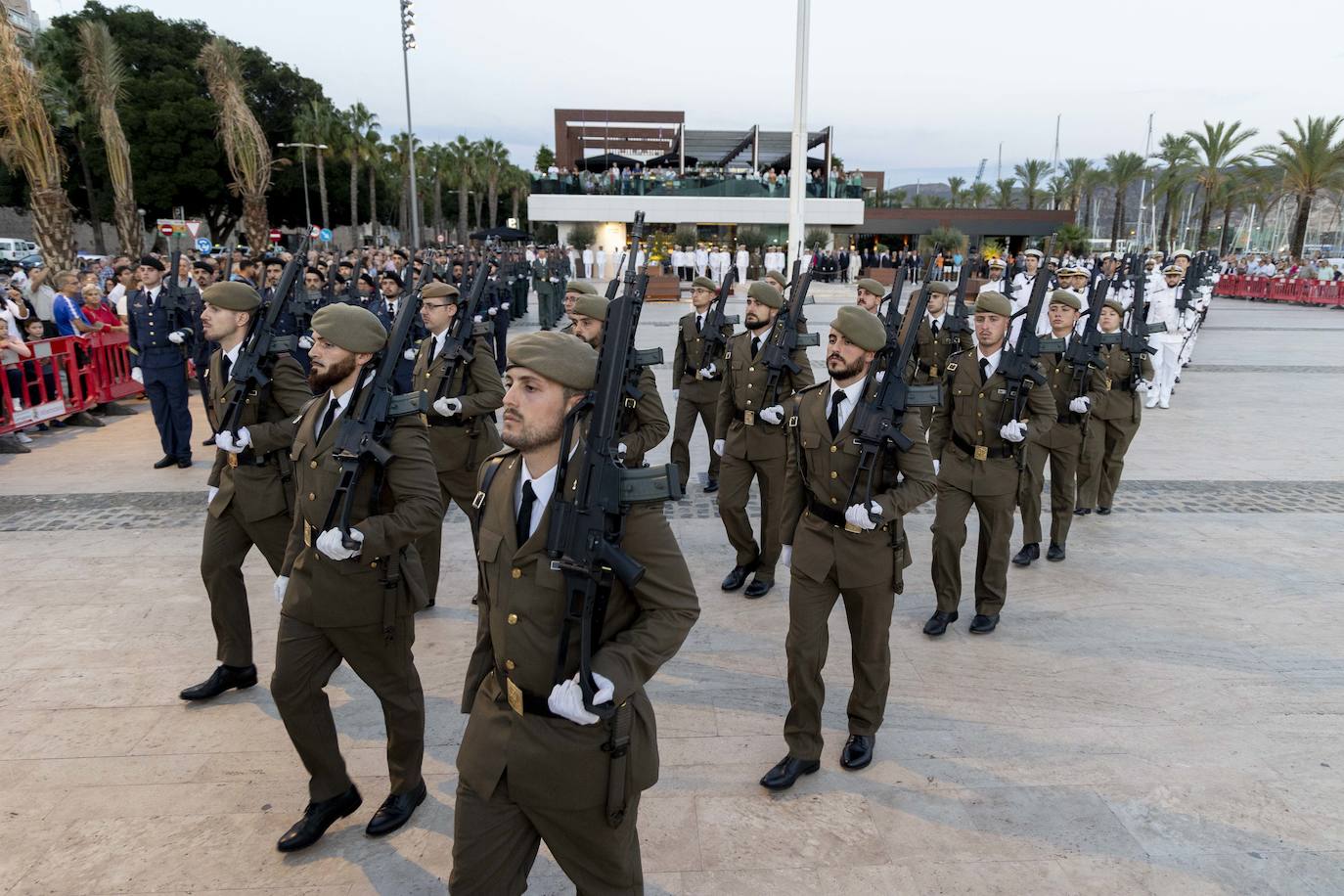 Fotos: Arriado de la Bandera en Cartagena por la Fiesta Nacional