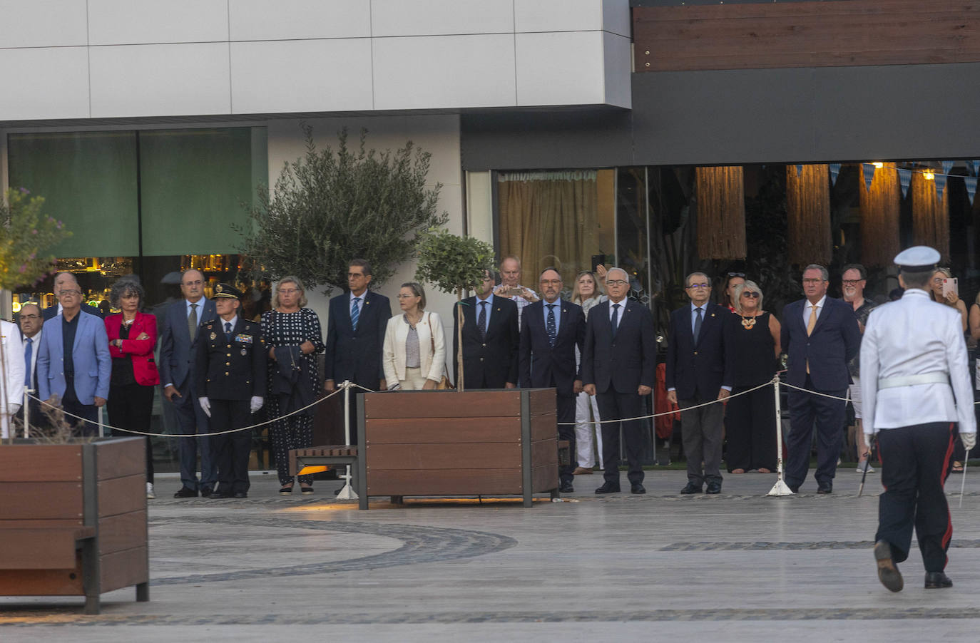 Fotos: Arriado de la Bandera en Cartagena por la Fiesta Nacional