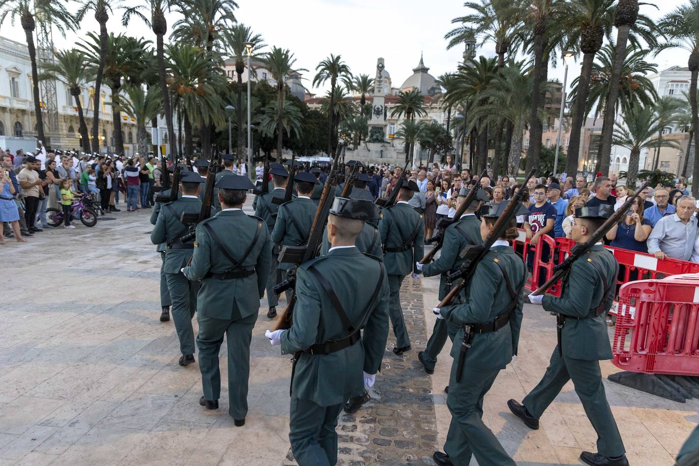 Fotos: Arriado de la Bandera en Cartagena por la Fiesta Nacional