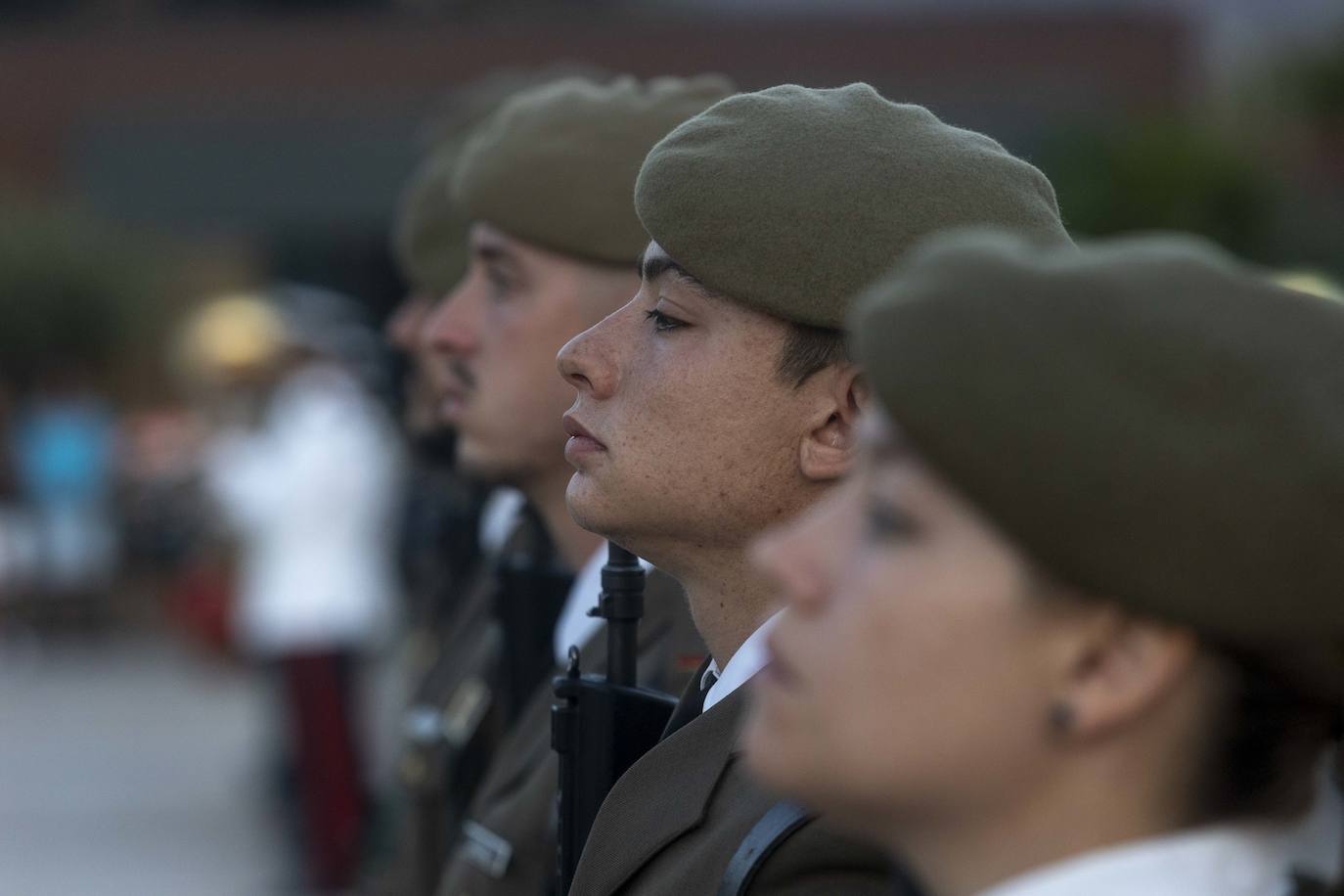 Fotos: Arriado de la Bandera en Cartagena por la Fiesta Nacional