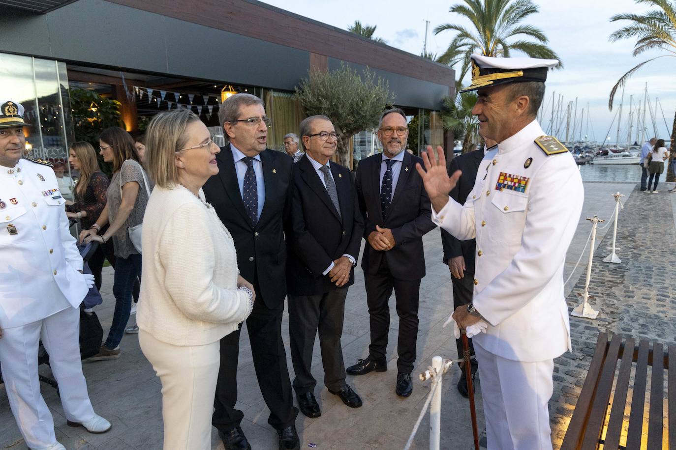 Fotos: Arriado de la Bandera en Cartagena por la Fiesta Nacional