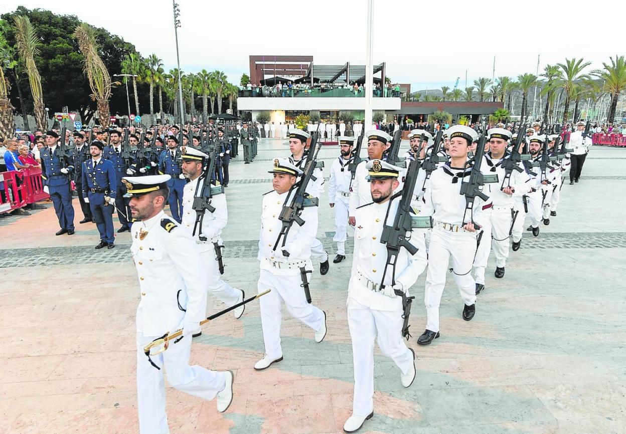 Marinos y marineros abandonan desfilando la explanada portuaria, tras el acto castrense. 