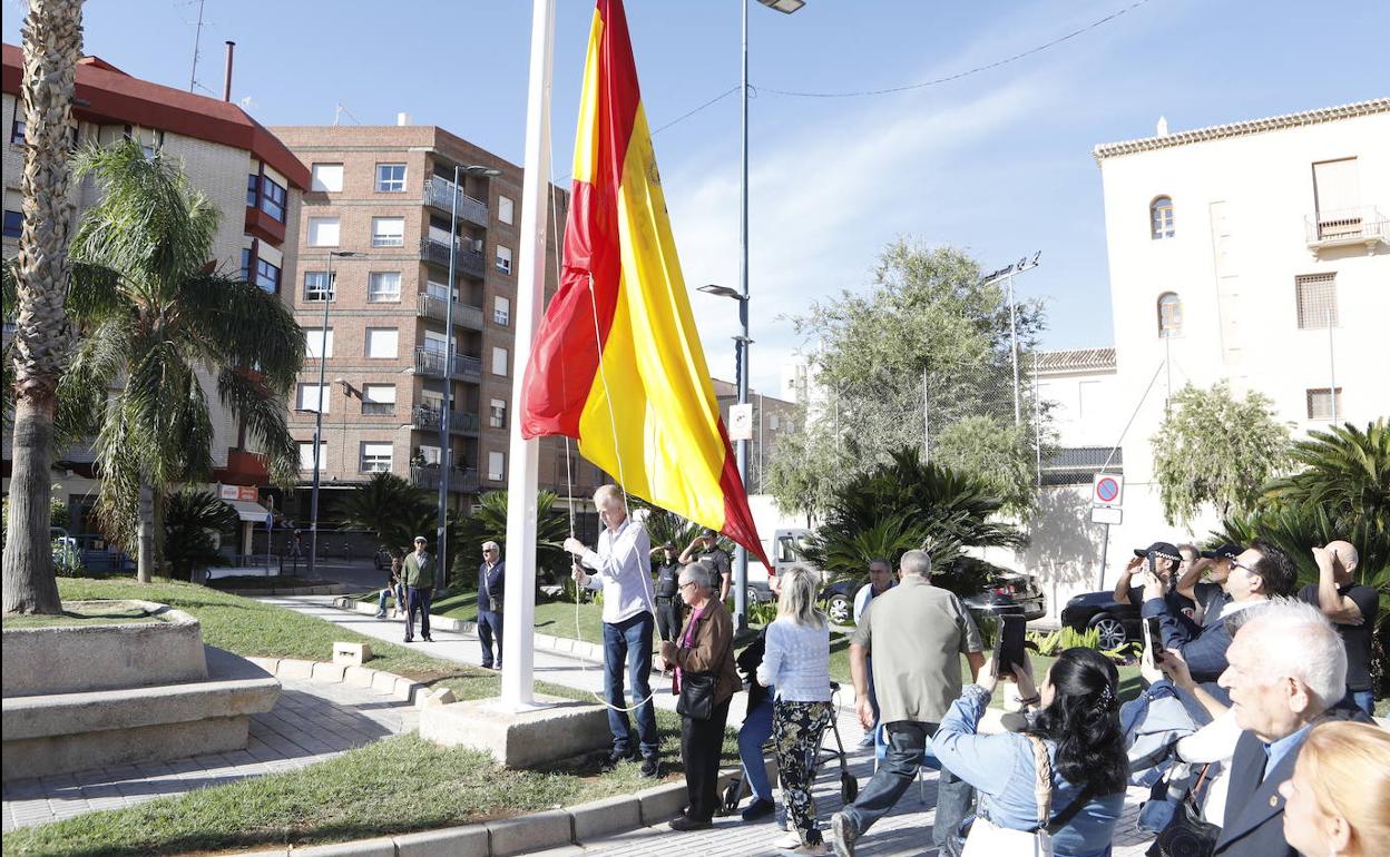 Miembros de la Asociación de Enfermos de Parkinson durante la izada de bandera en la plaza de Colón. 