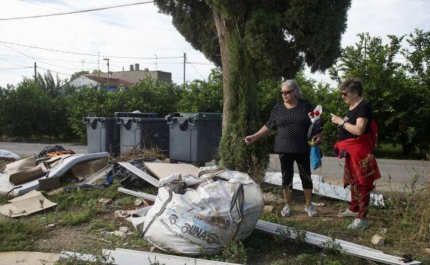 Dos vecinas de Llano de Brujas, ayer, en la vereda de la Venta de la pedanía. 