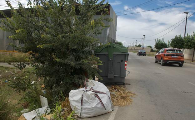 Una saca de escombros y restos de podas en el carril Gregorios de Cabezo de Torres. 