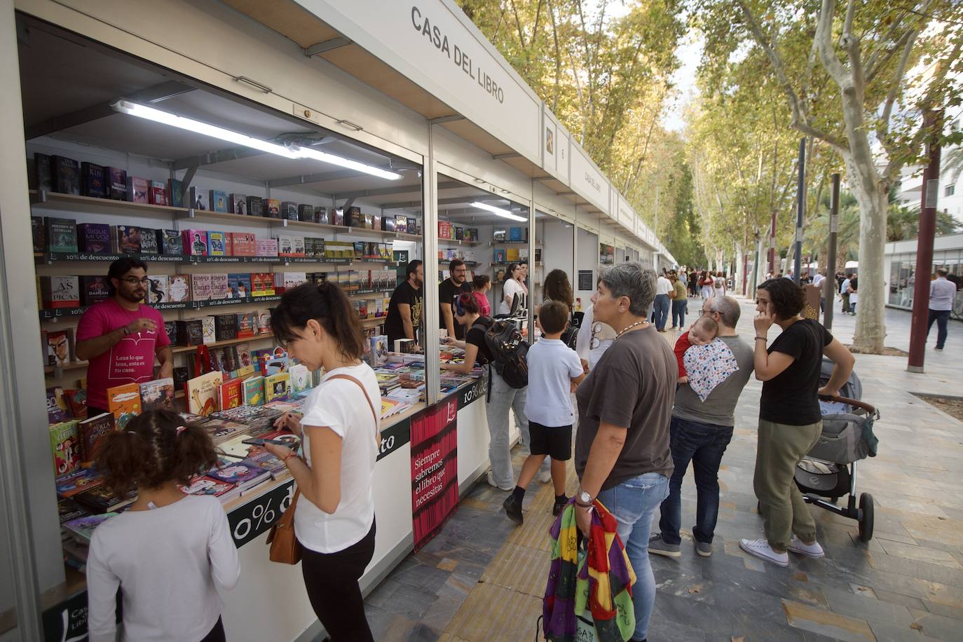 Fotos: Ambiente en la Feria del Libro de Murcia