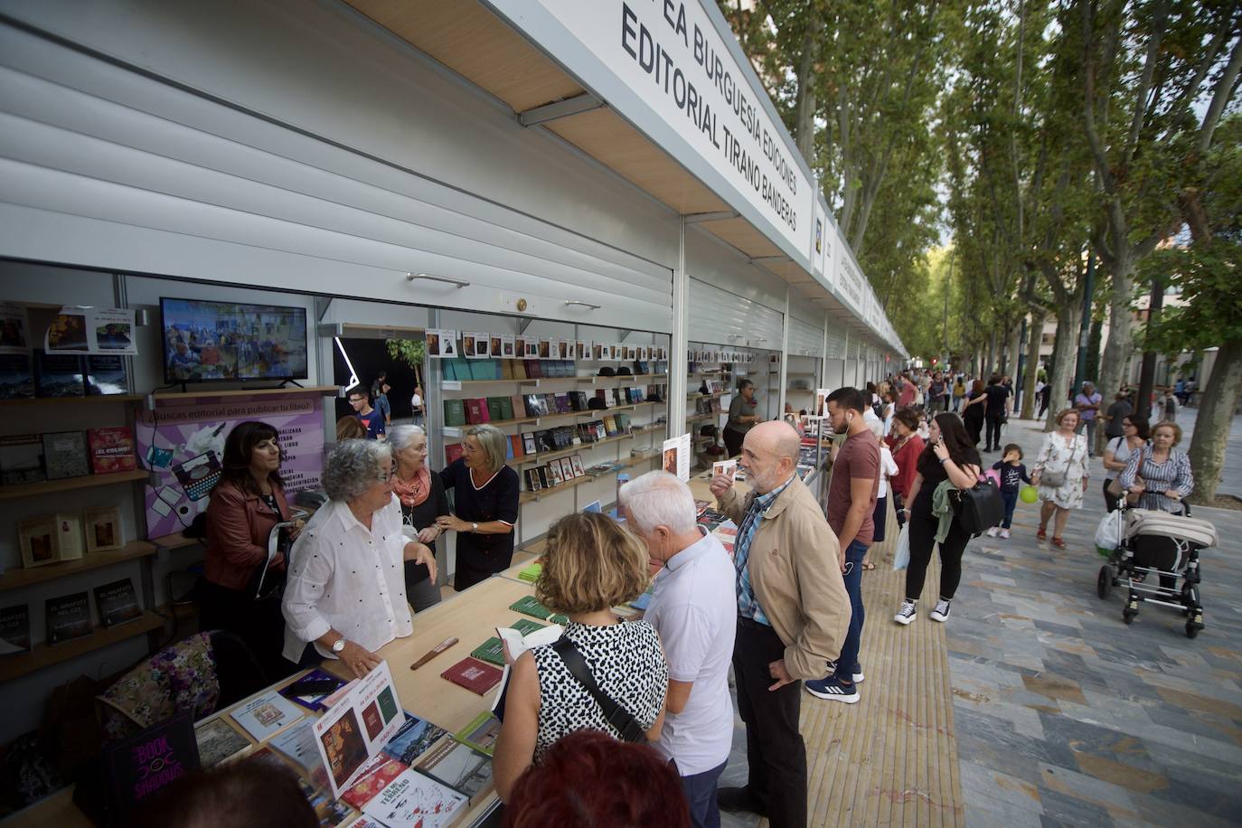 Fotos: Ambiente en la Feria del Libro de Murcia