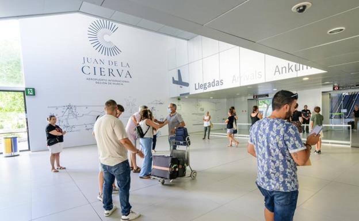 Varios pasajeros esperan en el aeropuerto Juan de la Cierva, en una imagen de archivo.