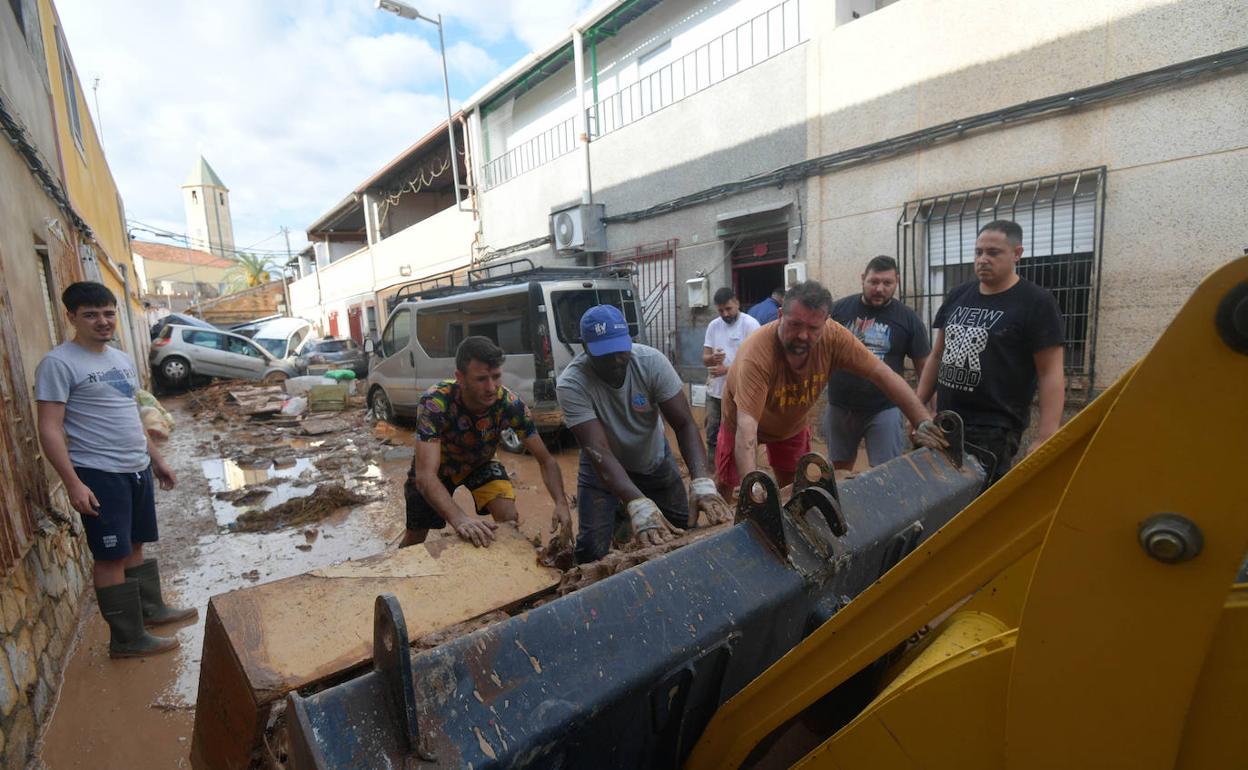 Vecinos de Javalí Viejo limpiando los destrozos ocasionados por las lluvias, el pasado 27 de septiembre.
