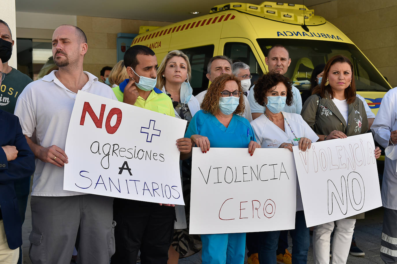 Fotos: Concentración por la agresión a un médico en Fortuna, en imágenes