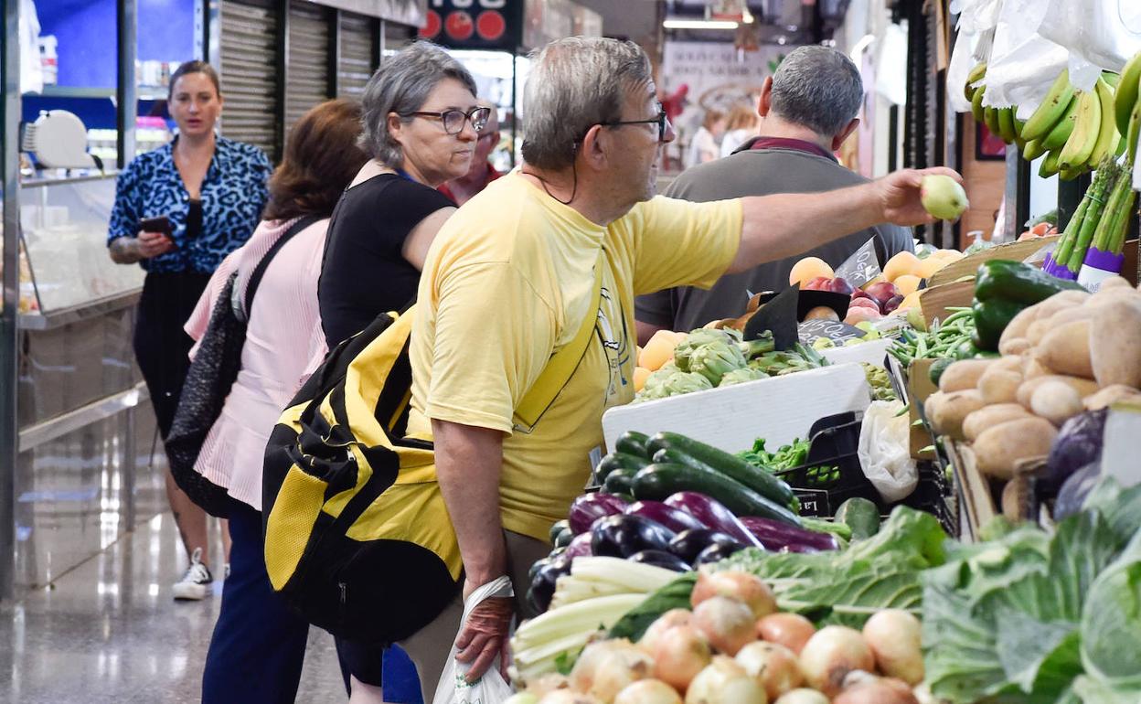 Clientes en el Mercado de Verónicas de Murcia, en una foto de archivo.