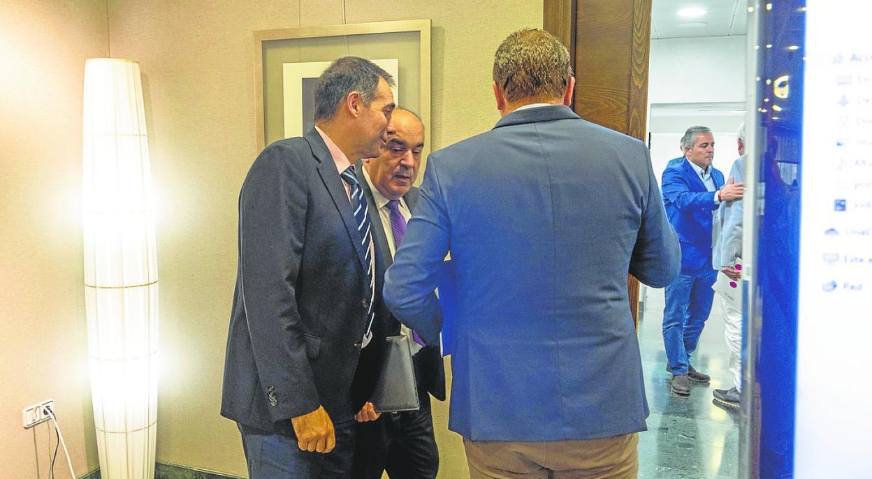 Juan José Liarte, Francisco Carrera y Joaquín Segado, ayer tras la Comisión de Política Territorial. 