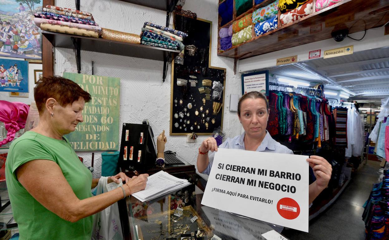 Mercedes Herrera, una comerciante del Carmen, muestra uno de los carteles para la protesta de hoy. 