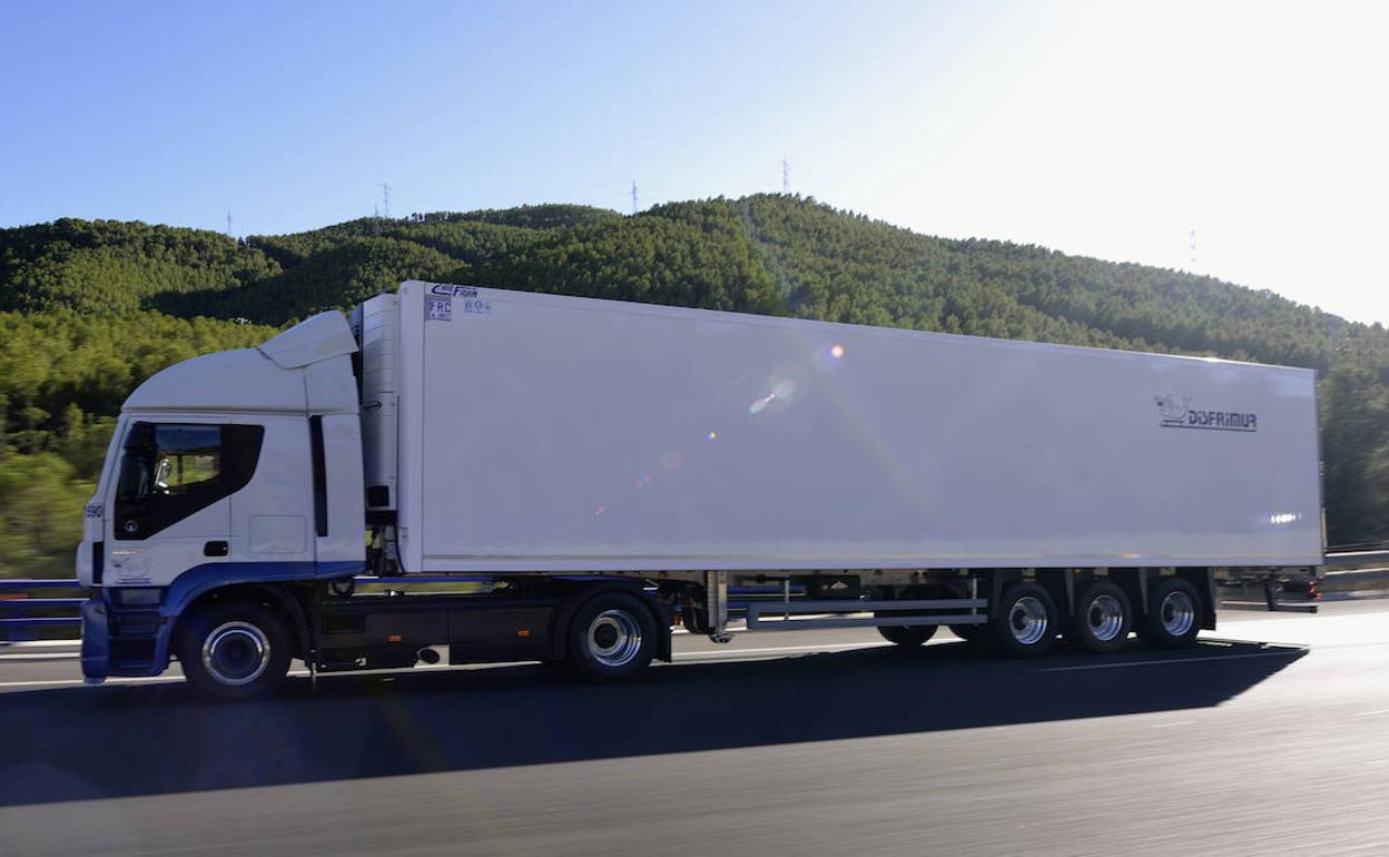 Un camión de la empresa Disfrimur.