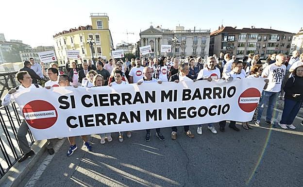 Concentración junto al Puente Viejo de Murcia, este viernes por la mañana.