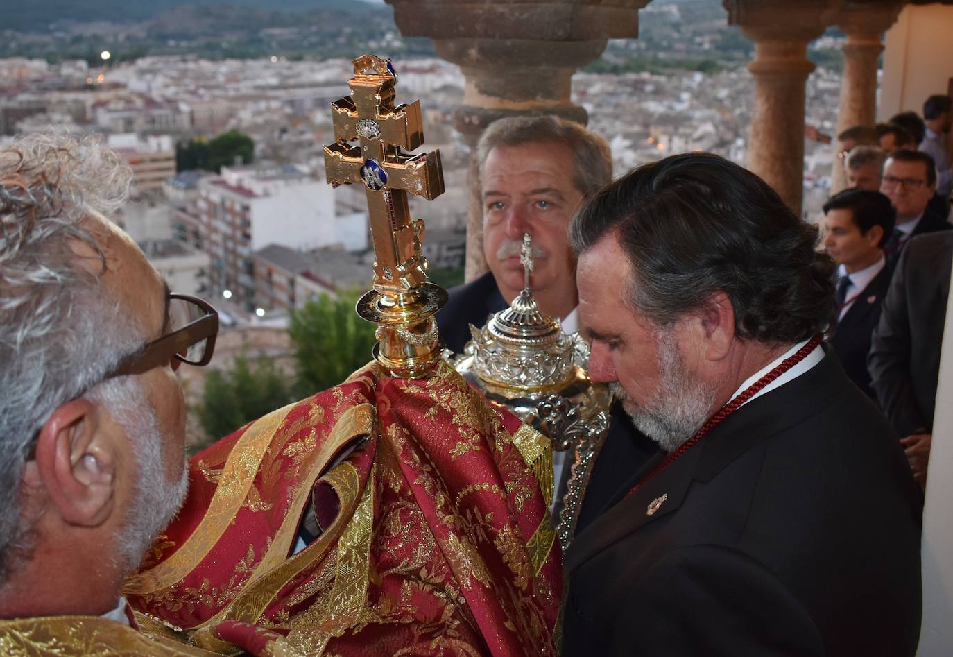 El rector da la bendición con la Vera Cruz desde la parte más alta de la basílica. 