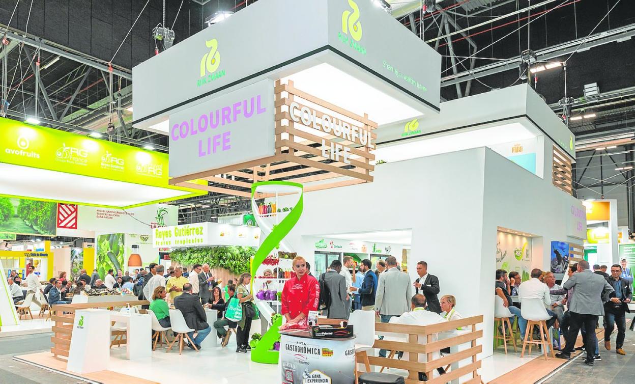 El estand de Rijk Zwaan recibió numerosas visitas durante Fruit Attraction. Un grupo de visitantes prueba la Lechuga Snack®. 