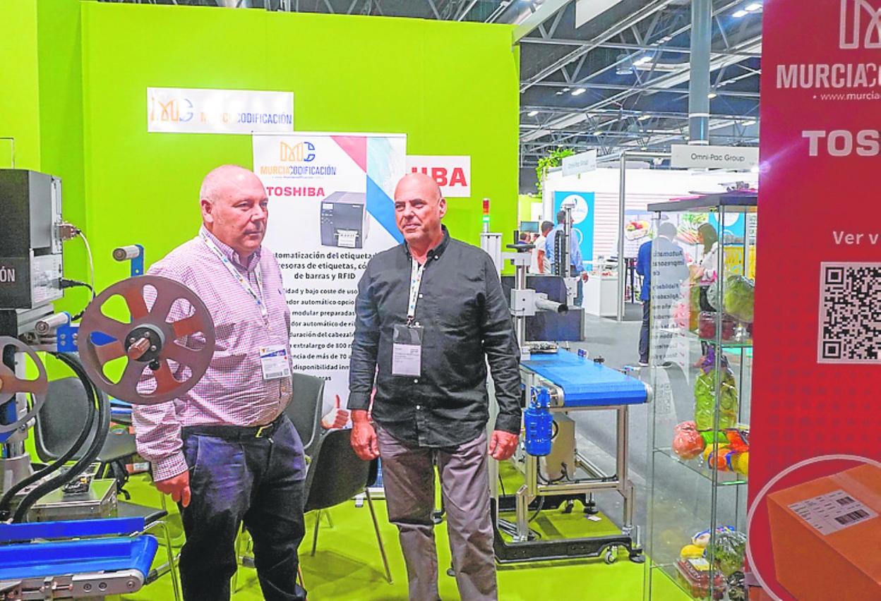 Miembros de Murcia Codificación posan enel estand de la empresa, la pasada semana. 