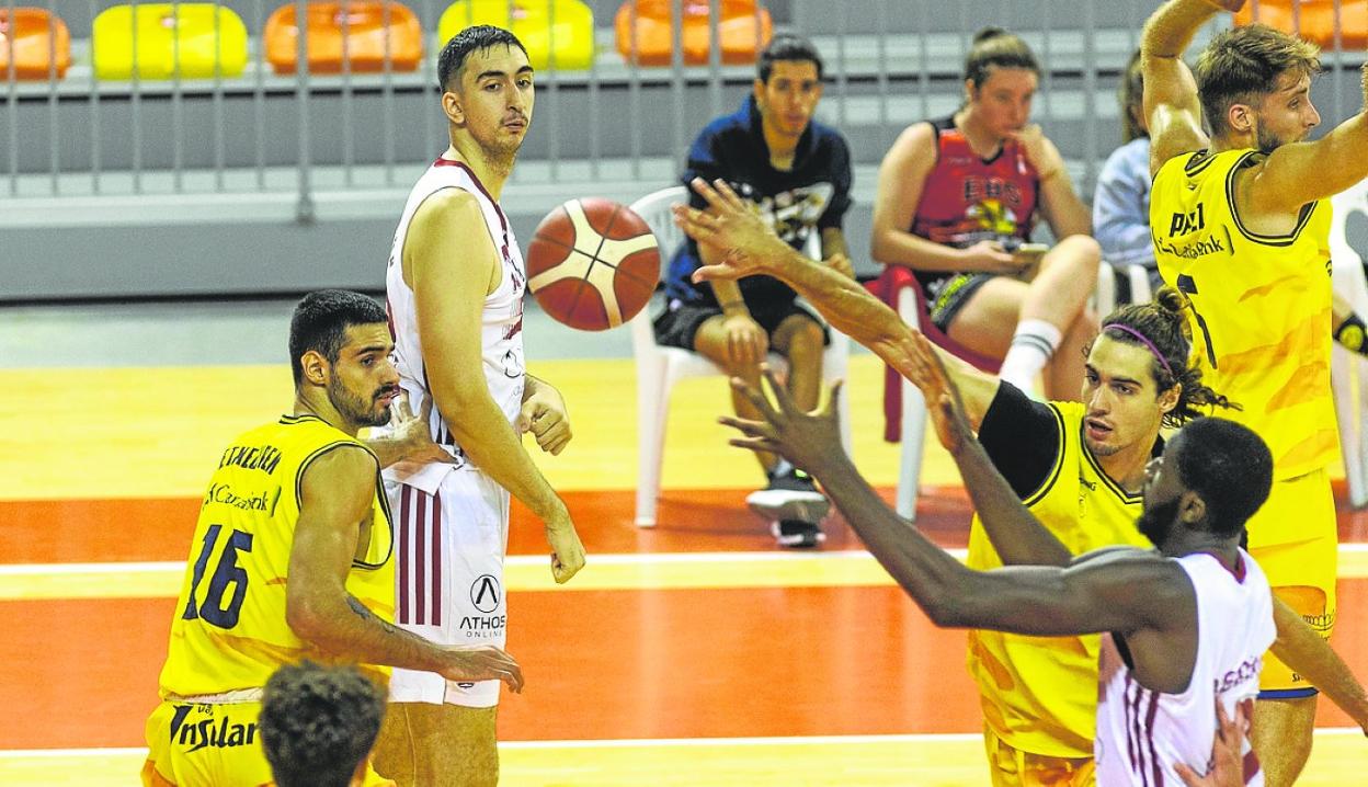 Una disputa en el partido entre el Cebé Cartagena y el filial del Gran Canaria, el miércoles. 