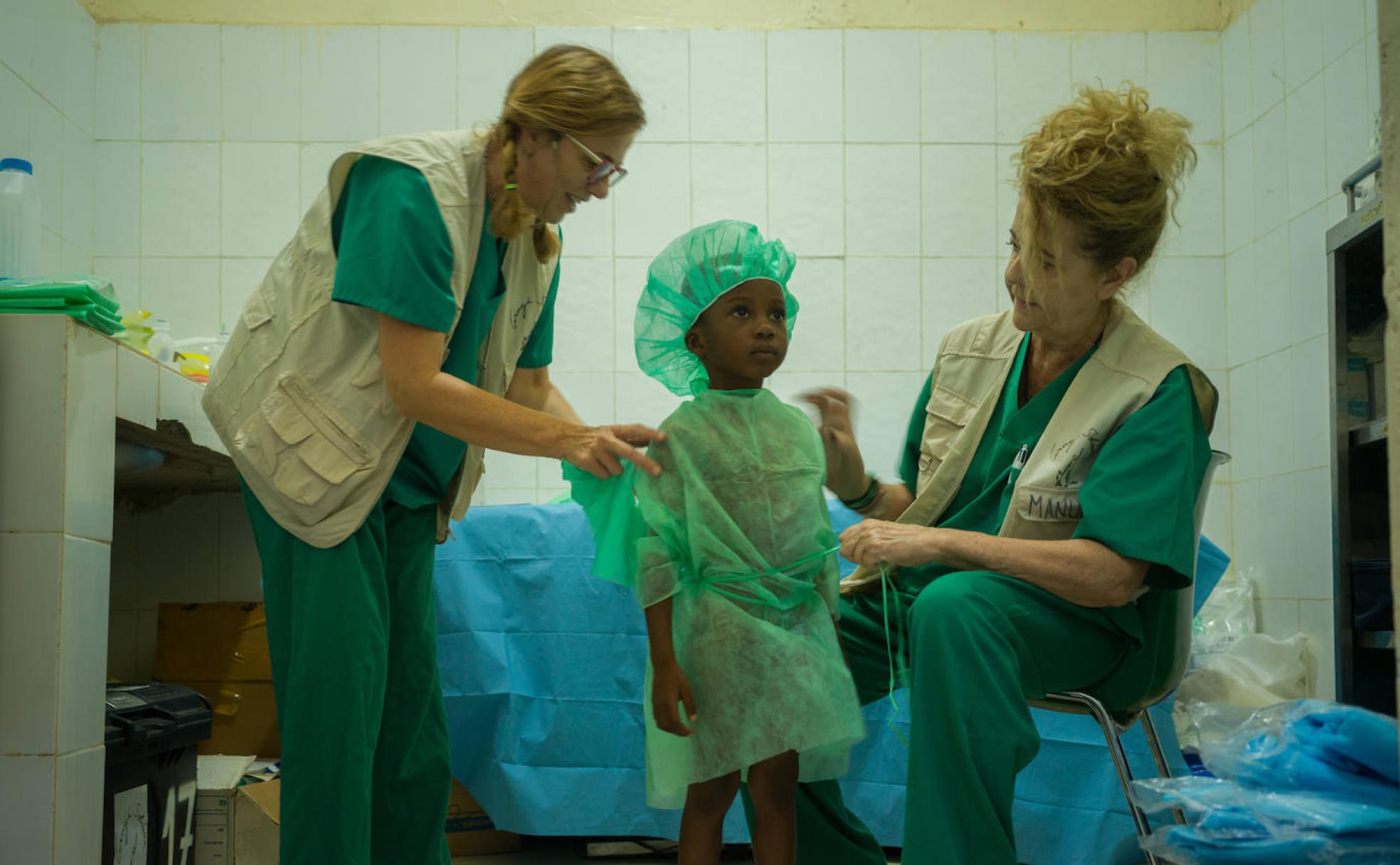 Antes de las intervenciones, Manuela y Reyes preparan a los pacientes en la zona de preanestesia.