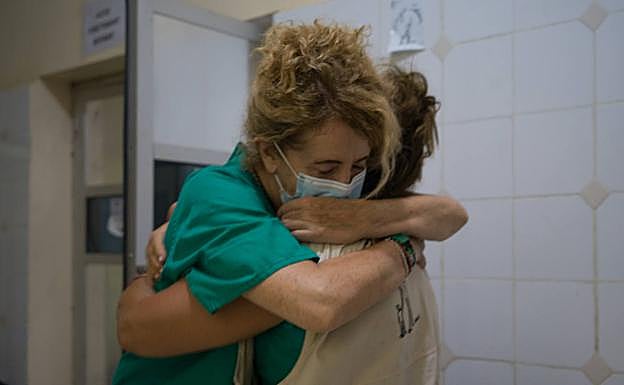 Manuela y María José se abrazan al final de otra larga y extenuante jornada.