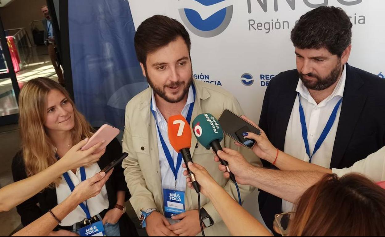 De izquierda a derecha: Beatriz Fanjul, Antonio Landáburu y Fernando López Miras, este sábado, en el Congreso de NNGG. 