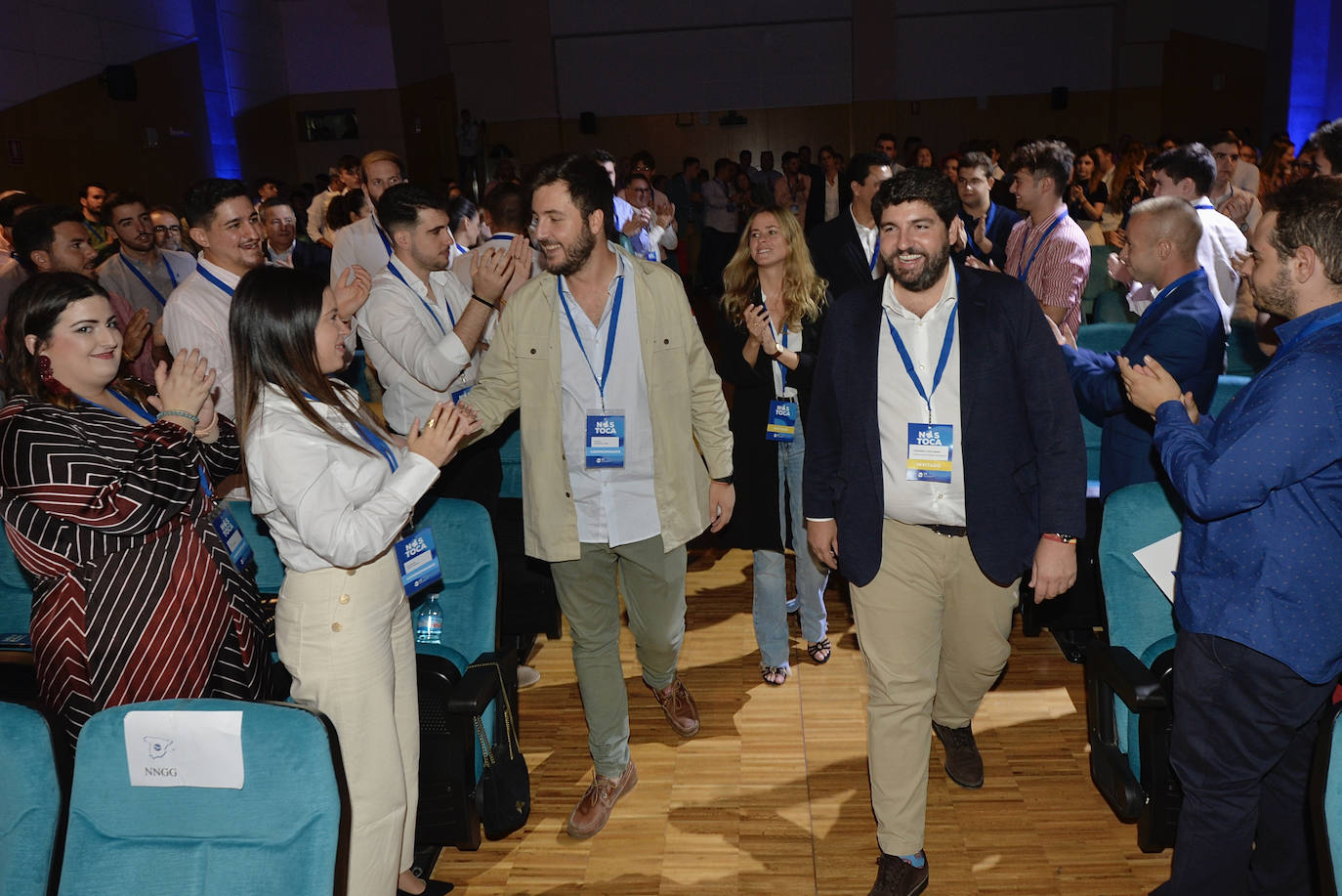 Antonio Landáburu saluda a los asistentes al Congreso de Nuevas Generaciones celebrado en la UMU este sábado. 