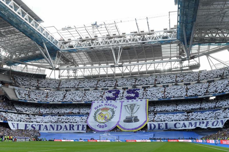 Mosaico desplegado en la grada del Santiago Bernabéu antes del comienzo del clásico.