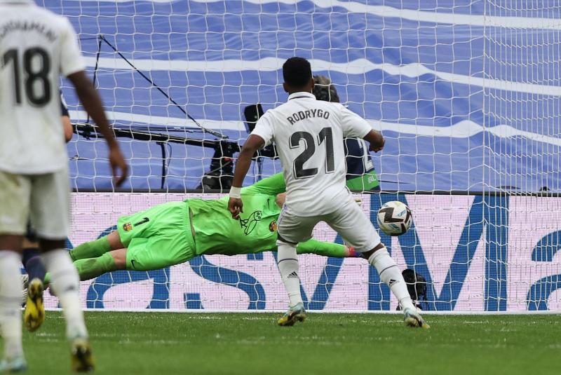 Rodrygo tira el penalti que Ter Stegen casi detiene.