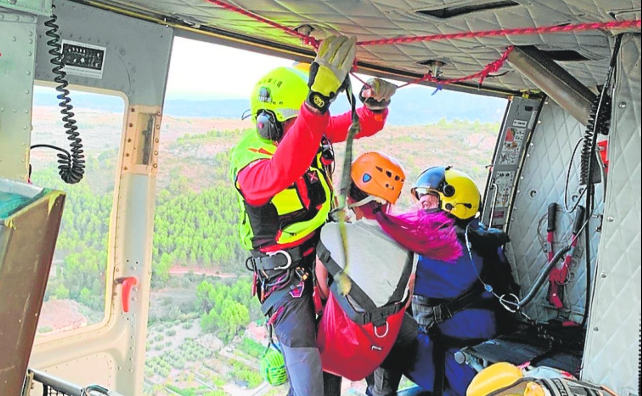 La joven rescatada en el helicóptero.