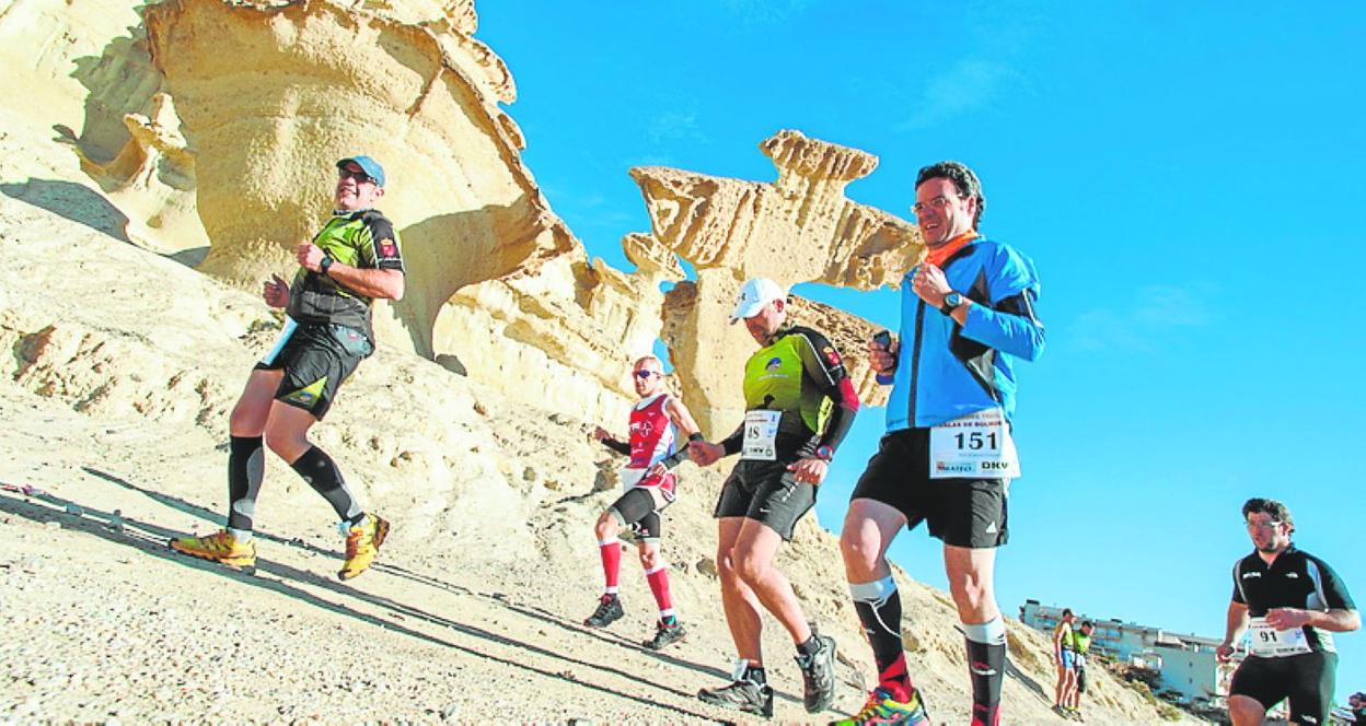 Un grupo de corredores pasan junto a las Gredas de Bolnuevo. 