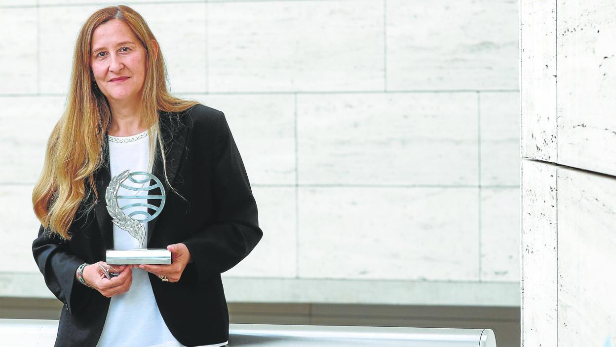 Luz Gabás, el domingo en Barcelona posando con el Planeta 2022. 