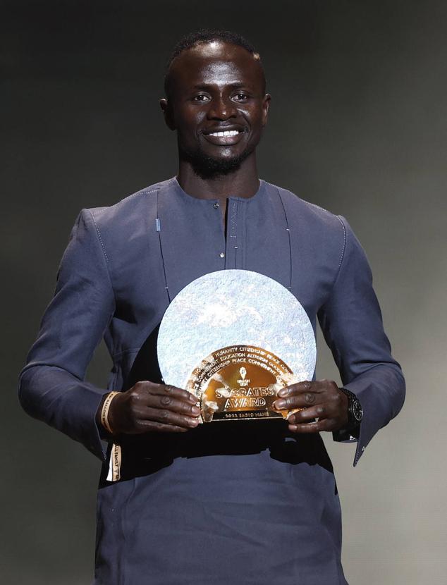 Sadio Mané posa con el premio Sócrates, que recompensa las acciones sociales desarrolladas por el ahora atacante senegalés del Bayern de Múnich. 