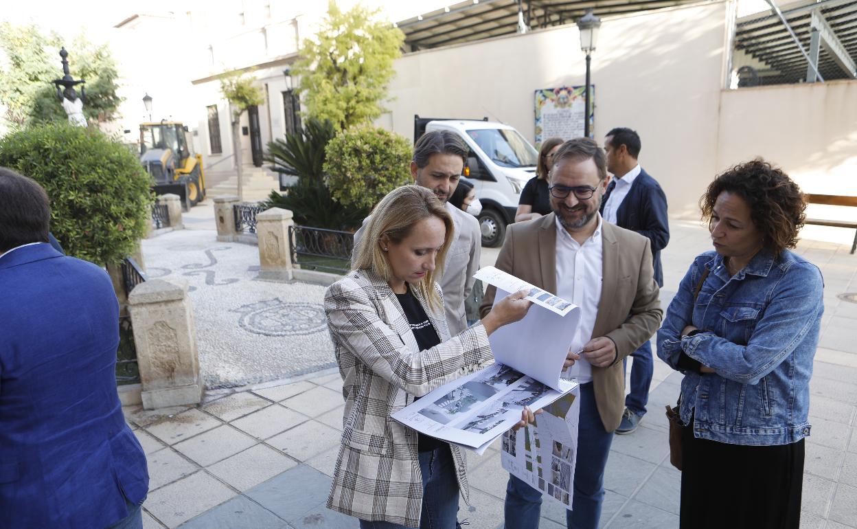 Mateos, Casalduero y técnicos de la obra supervisan el proyecto en la plaza del Negrito. 