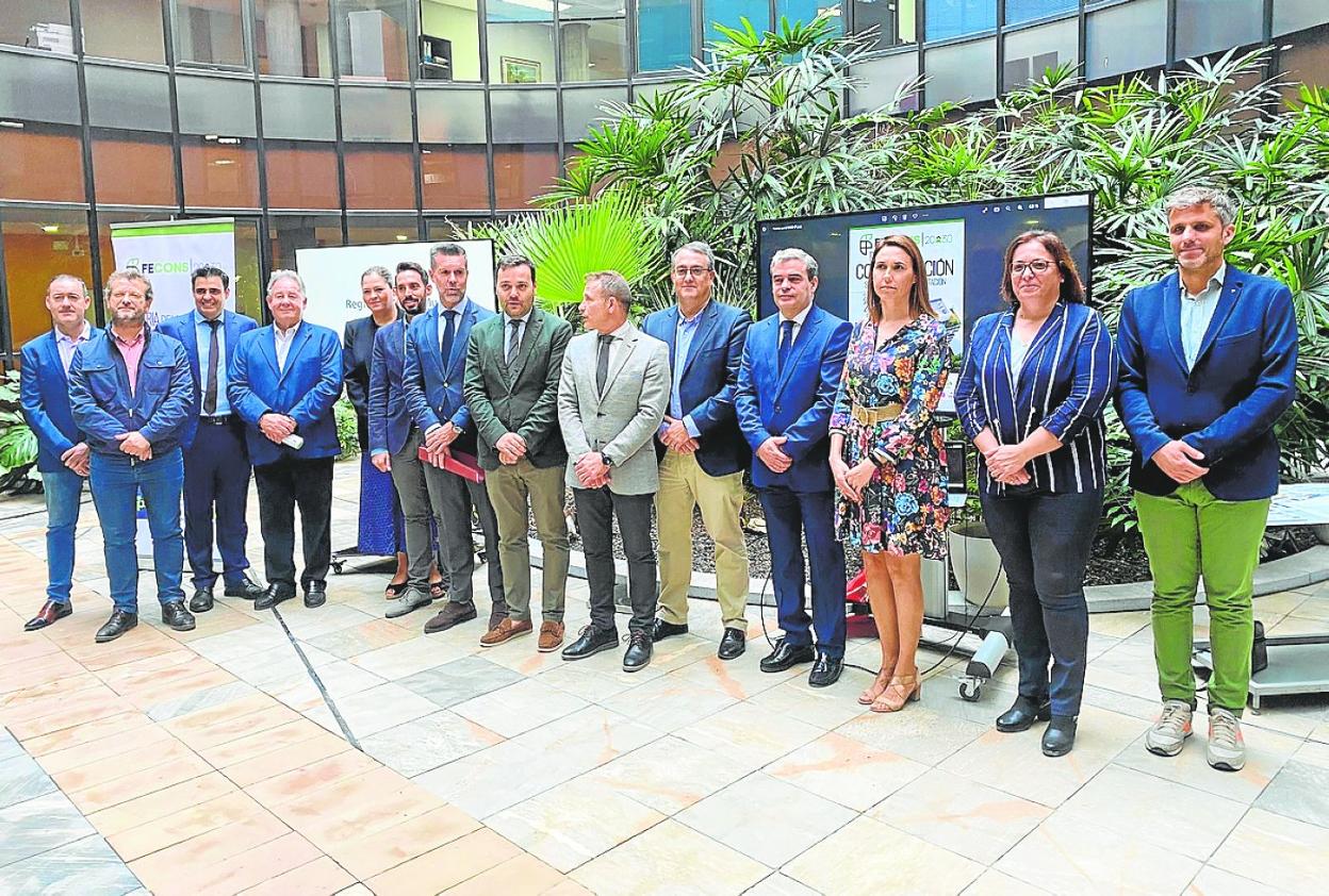 Asistentes a la presentación de la feria Fecons, ayer, en la sede de la Consejería de Fomento. 