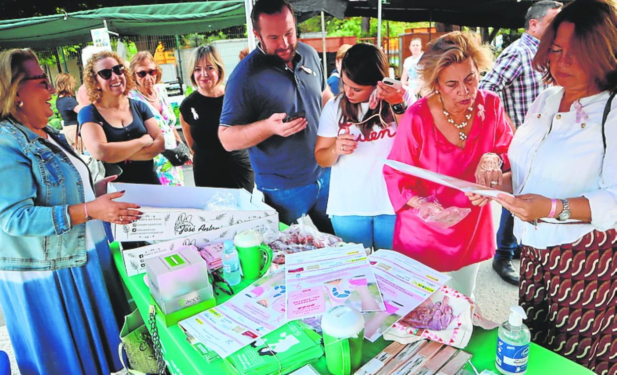 La alcaldesa de San Pedro, Visitación Martínez, en la mesa de la AECC. 