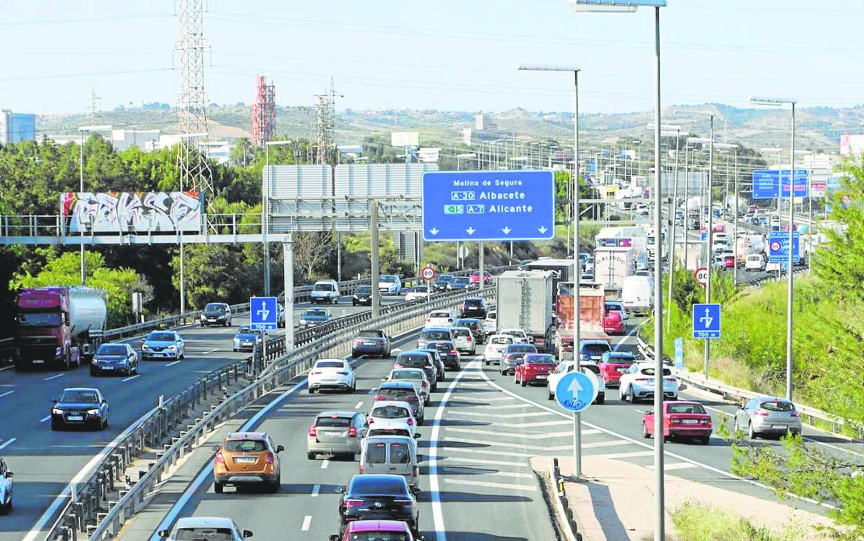 Tráfico denso en el nudo de Espinardo. LV 