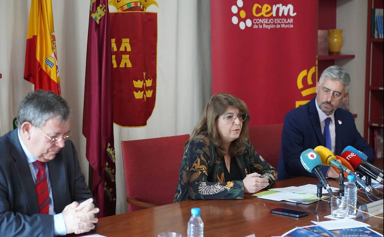 El presidente del Consejo Escolar, José Francisco Parra; la consejera de Educación, María Isabel Campuzano, y el director general de Centros Educativos e Infraestructuras, Jesús Pellicer, durante el anuncio de las elecciones, este martes.