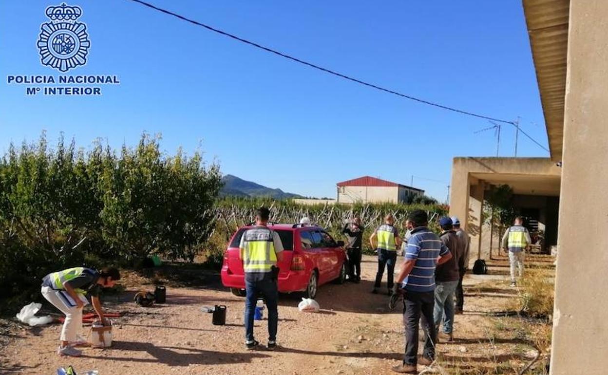 Agentes de la Policía Nacional en la finca de Hondón de las Nieves.