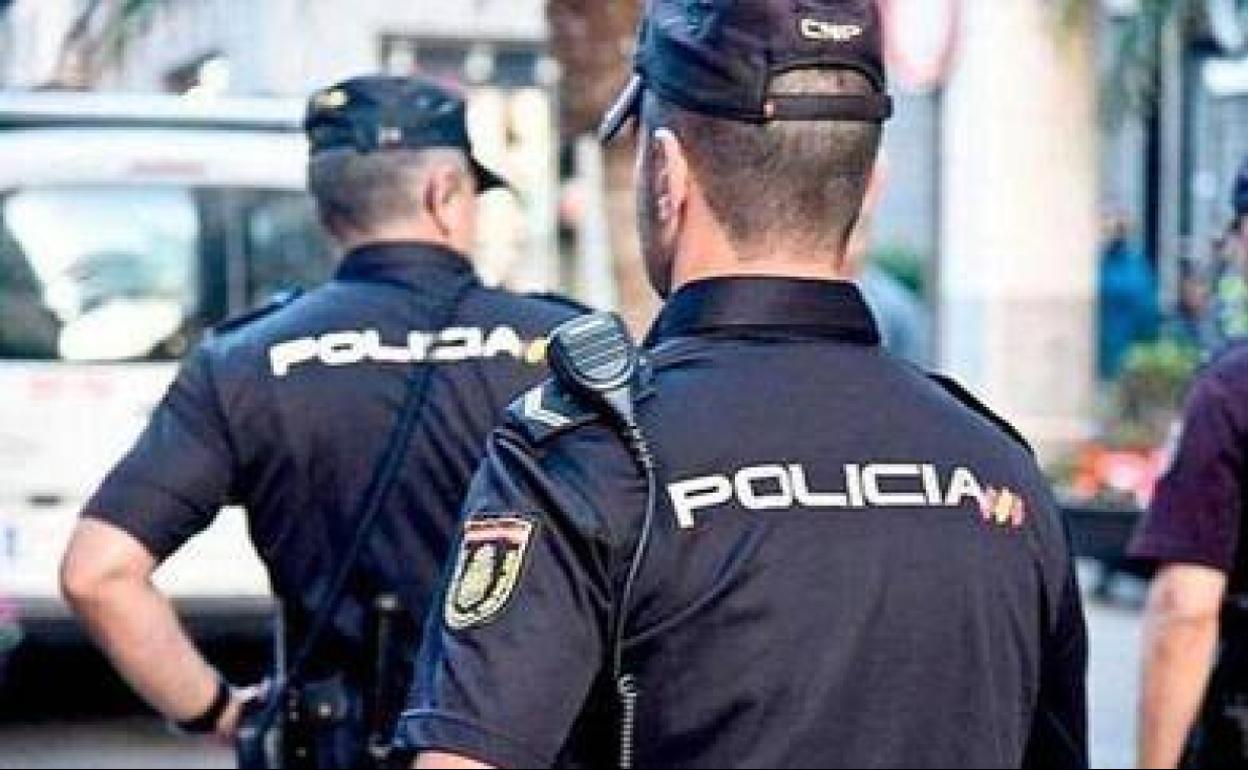 Dos agentes de la Policía Nacional, en una imagen de archivo.