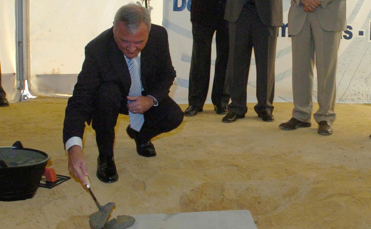 Valcárcel poniendo la primera piedra de la desaladora de Escombreras en 2006.